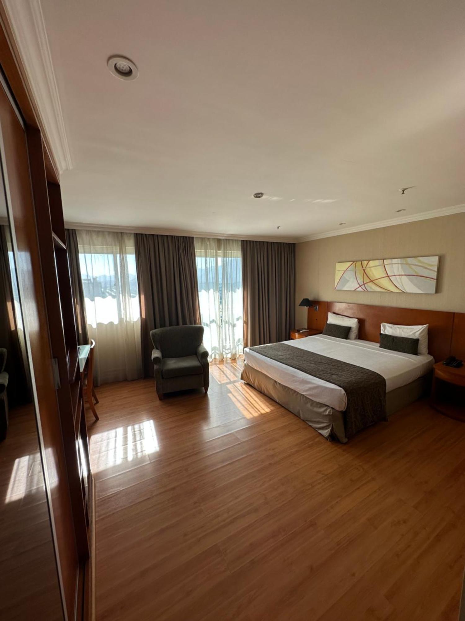 Flat Com Vista Panoramica -15- Na Barra Da Tijuca - Estacionamento Gratuito - Frigobar - Ar Condicionado - Piscina - Academia - Balsa Para Praia Gratis - Varanda - Vista Parcial Mar E Lagoa Rio de Janeiro Luaran gambar